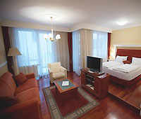 Queen's Court Hotel & Residence