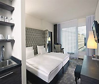 Arcotel John F