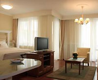 Queen's Court Hotel & Residence
